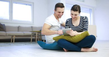 Genç çift dijital tablet yere kullanma