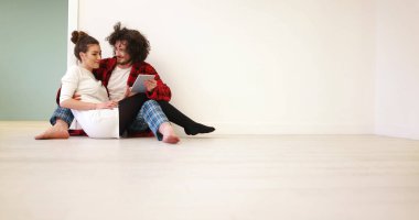 Genç çift dijital tablet yere kullanma