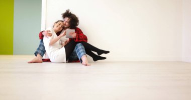 Genç çift dijital tablet yere kullanma