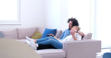 Televizyon izlerken koltukta genç Çift