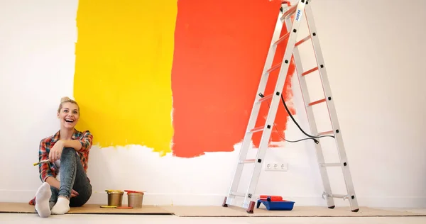 Young female painter sitting on floor — Stock Photo, Image