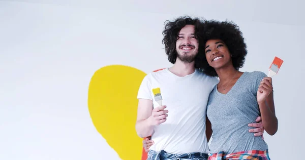 Casal com coração pintado na parede — Fotografia de Stock