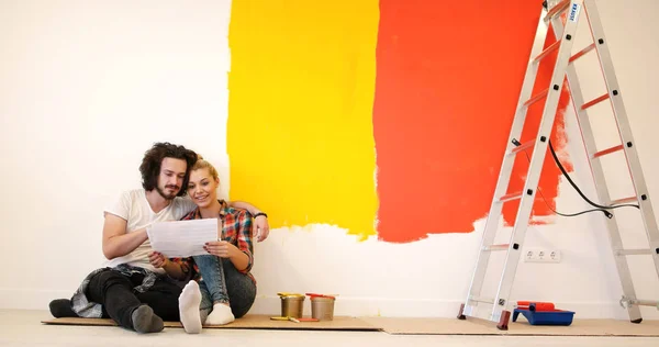Glada unga par avkopplande efter målning — Stockfoto
