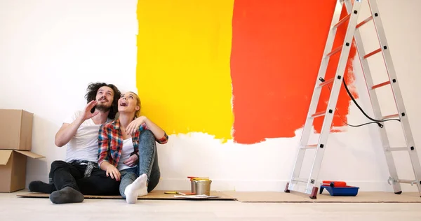 Gelukkige jonge paar ontspannen na schilderen — Stockfoto