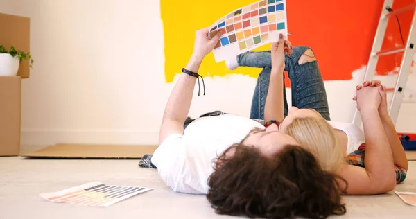 Szczęśliwa Młoda para relaksujący po malowaniu — Zdjęcie stockowe