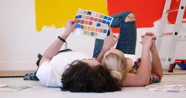 Joyeux jeune couple relaxant après la peinture — Photo