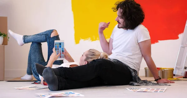 Feliz joven pareja relajándose después de pintar — Foto de Stock