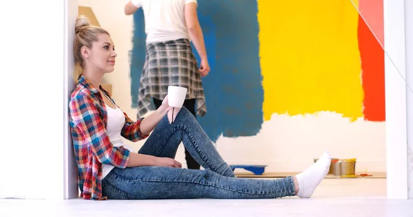 Pareja joven haciendo renovaciones en casa — Foto de Stock