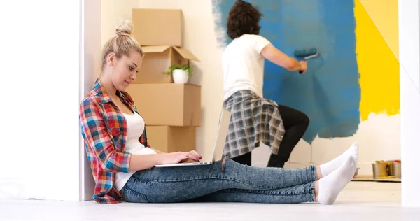 Pareja feliz haciendo renovaciones en casa — Foto de Stock