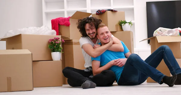 Young  gay couple moving  in new house — Stock Photo, Image