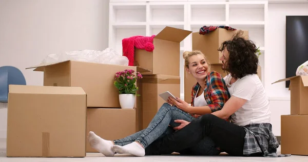 Young couple moving  in new house — Stock Photo, Image