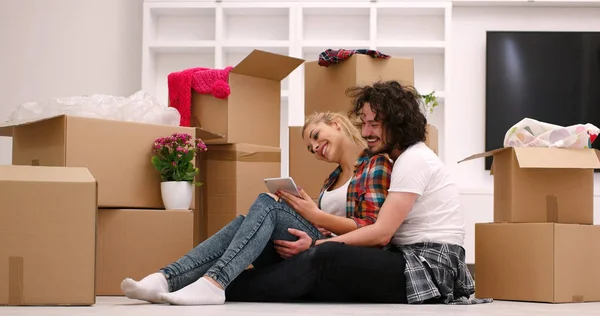 Pareja joven mudándose en casa nueva — Foto de Stock