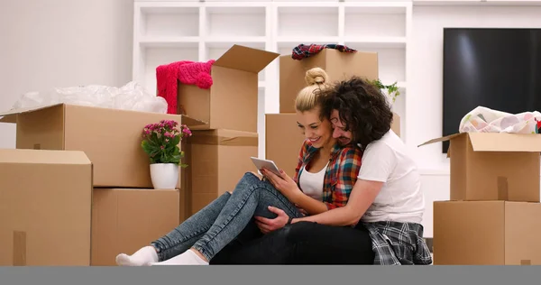 Pareja joven mudándose en casa nueva — Foto de Stock