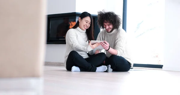 Casal jovem usando tablet digital no chão — Fotografia de Stock