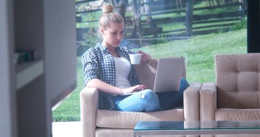 kahve zevk rahatlatıcı yaşam tarzı içme kadın