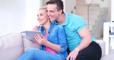 evde tablet bilgisayarlar ile rahatlatıcı Çift