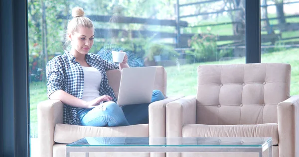 Woman drinking coffee enjoying relaxing lifestyle — Stock Photo, Image