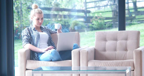 Woman drinking coffee enjoying relaxing lifestyle — Stock Photo, Image