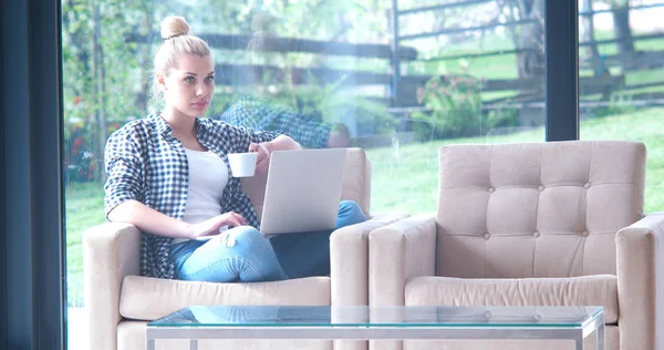 Woman drinking coffee enjoying relaxing lifestyle — Stock Photo, Image