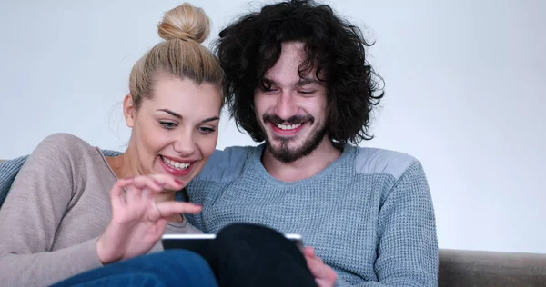 Couple relaxant à la maison avec tablettes — Photo