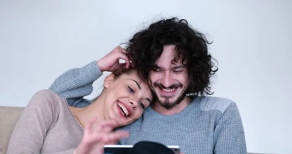 Couple relaxant à la maison avec tablettes — Photo