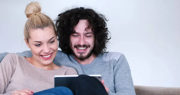 Pareja relajante en casa con tabletas — Foto de Stock