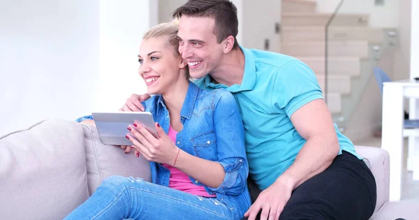 Casal relaxante em casa com computadores tablet — Fotografia de Stock