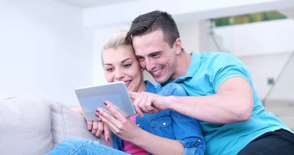 Casal relaxante em casa com computadores tablet — Fotografia de Stock