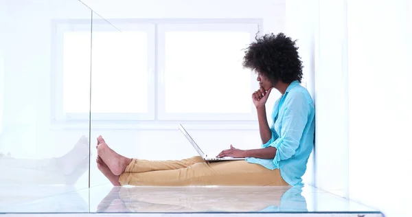 Чорна жінка використовує ноутбук — стокове фото