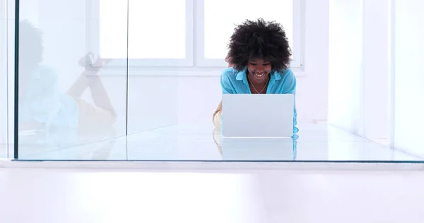 Μαύρη γυναίκα χρησιμοποιώντας φορητό υπολογιστή — Φωτογραφία Αρχείου