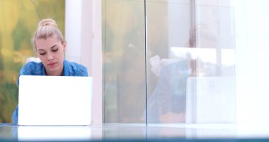 genç kadın yerde dizüstü bilgisayar kullanan