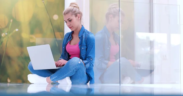 Giovani donne che utilizzano il computer portatile sul pavimento — Foto Stock