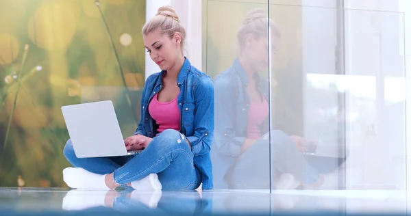 Mulheres jovens usando computador portátil no chão — Fotografia de Stock