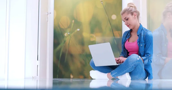 Mulheres jovens usando computador portátil no chão — Fotografia de Stock