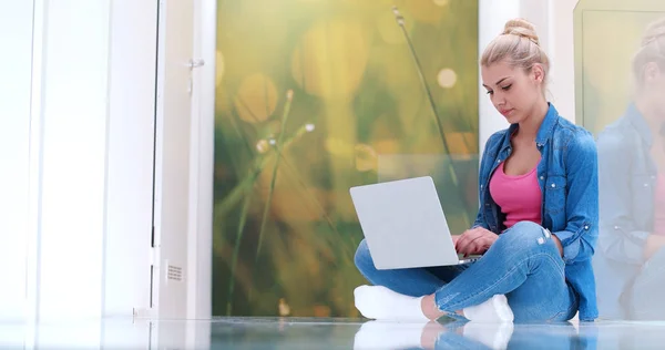 Mulheres jovens usando computador portátil no chão — Fotografia de Stock