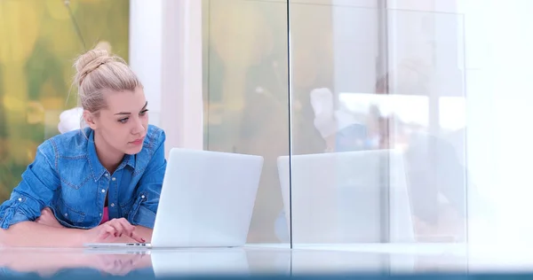 Jonge vrouwen met behulp van laptopcomputer op de vloer — Stockfoto