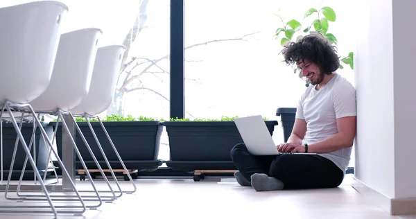 Hombre disfrutando relajante estilo de vida — Foto de Stock