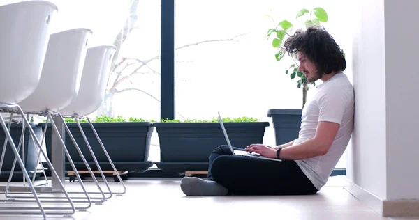 Hombre disfrutando relajante estilo de vida — Foto de Stock