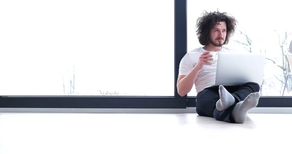 Hombre disfrutando relajante estilo de vida — Foto de Stock