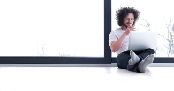 Hombre disfrutando relajante estilo de vida — Foto de Stock