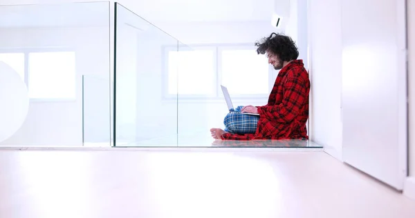 Homem desfrutando de estilo de vida relaxante — Fotografia de Stock