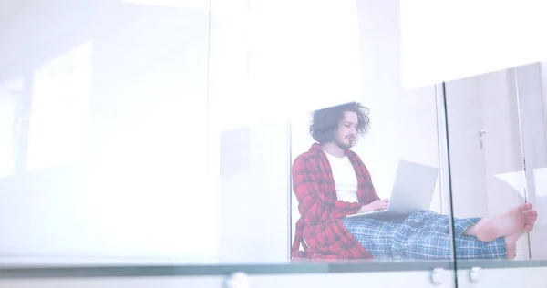 Homem desfrutando de estilo de vida relaxante — Fotografia de Stock