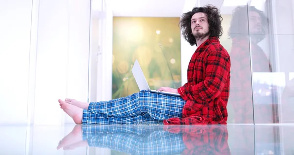 Hombre disfrutando relajante estilo de vida —  Fotos de Stock