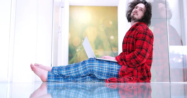 Homem desfrutando de estilo de vida relaxante — Fotografia de Stock