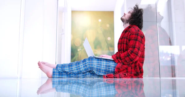 Homem desfrutando de estilo de vida relaxante — Fotografia de Stock