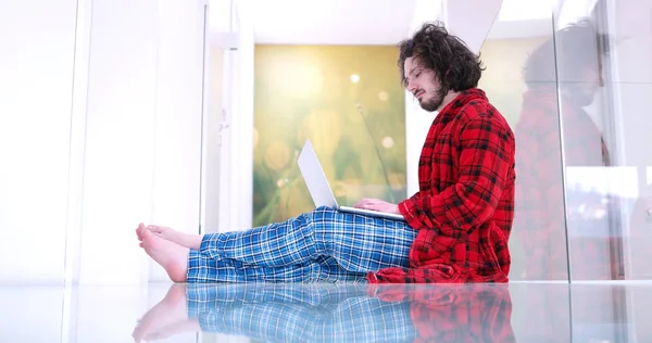 Homem desfrutando de estilo de vida relaxante — Fotografia de Stock