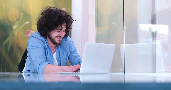 Hombre disfrutando relajante estilo de vida — Foto de Stock