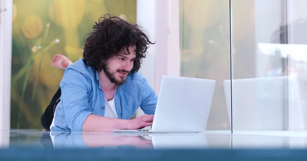 Hombre disfrutando relajante estilo de vida — Foto de Stock