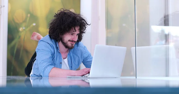 Hombre disfrutando relajante estilo de vida — Foto de Stock