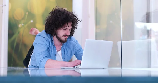 Hombre disfrutando relajante estilo de vida — Foto de Stock